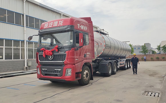 半掛運奶車