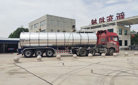 運輸鮮奶掛車