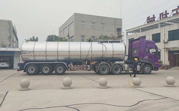 半掛運奶車