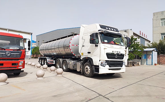 罐式拉牛奶卡車