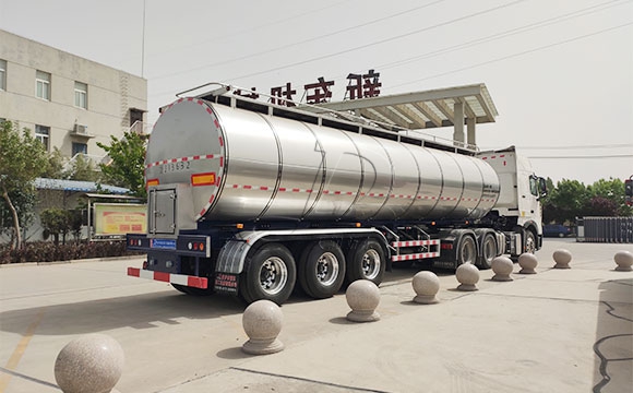 罐式拉牛奶卡車