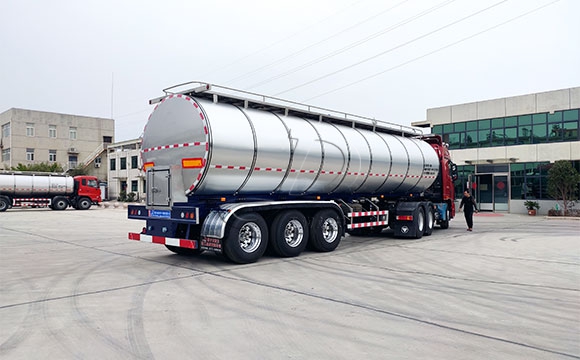 鮮奶運輸槽罐車