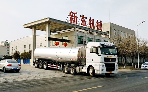 半掛<a href=http://www.3322ll.com/ target=_blank class=infotextkey>鮮奶運輸車</a>
