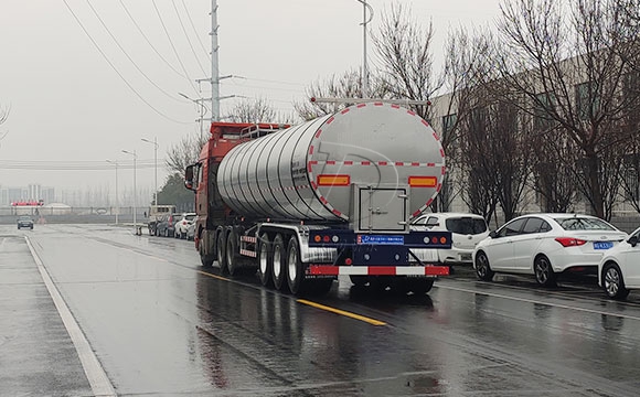 大型拉鮮奶罐車