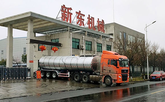 大型拉鮮奶罐車