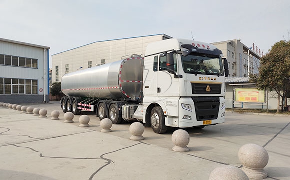 半掛<a href=http://www.3322ll.com/ target=_blank class=infotextkey>鮮奶運輸車</a>