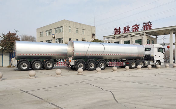 半掛<a href=http://www.3322ll.com/ target=_blank class=infotextkey>鮮奶運輸車</a>