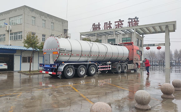 大型拉鮮奶罐車