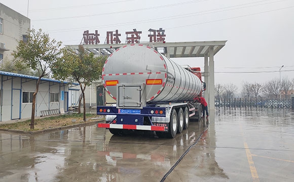 大型拉鮮奶罐車