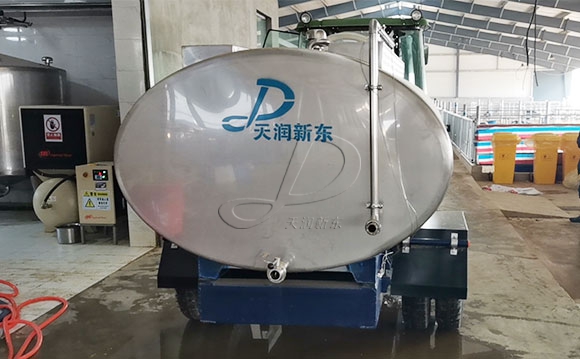 拖拉機(jī)牽引鮮奶運(yùn)輸罐