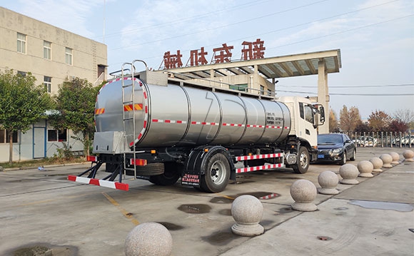 拉奶專用車