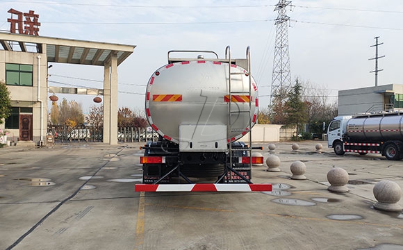 拉奶專用車