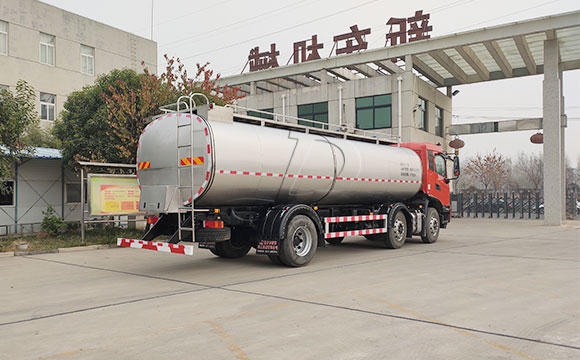 拉牛奶罐車
