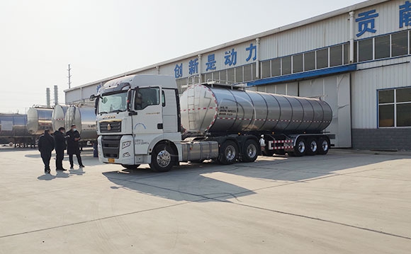 鮮奶運輸半掛車