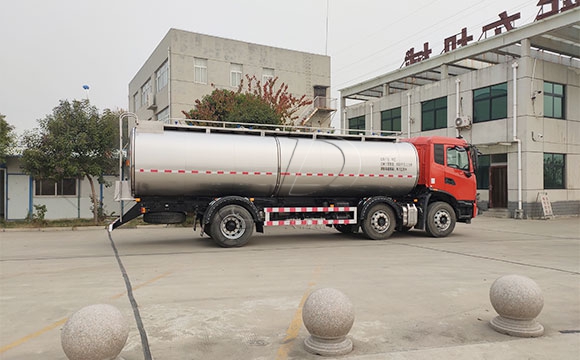 拉牛奶罐車