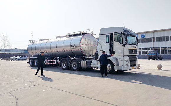 鮮奶運輸半掛車