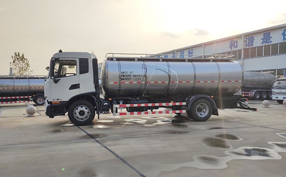 拉奶專用車