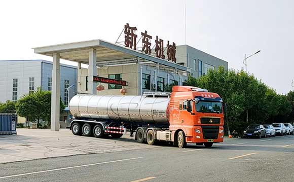 半掛運輸牛奶罐車