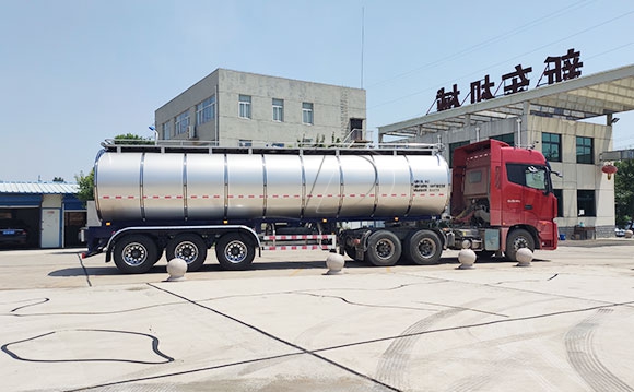 半掛牛奶冷罐車