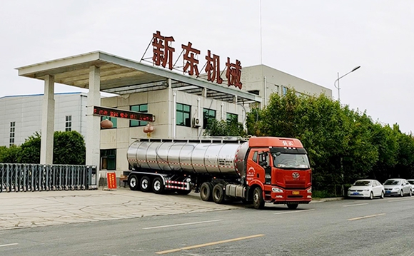 不銹鋼運(yùn)奶槽罐車(chē)