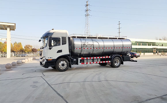 鮮奶槽罐車