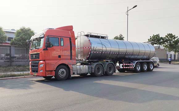 半掛運輸牛奶罐車