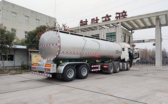 半掛鮮奶運(yùn)輸罐車