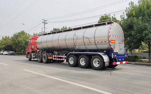 不銹鋼運(yùn)奶槽罐車(chē)