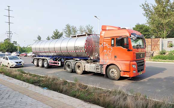 半掛運輸牛奶罐車
