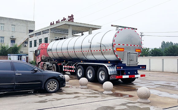 鮮奶槽罐車