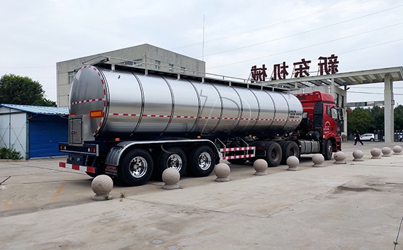 不銹鋼運(yùn)奶槽罐車(chē)