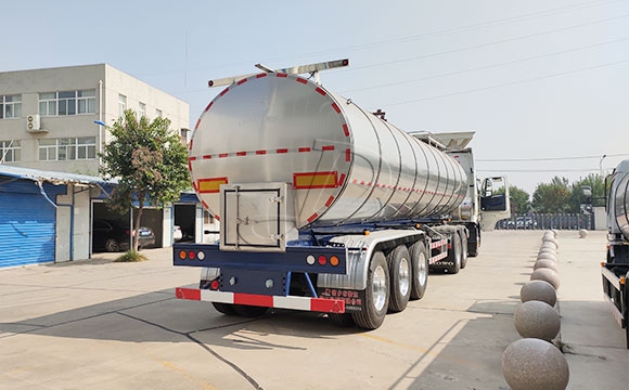 34噸半掛運(yùn)奶車