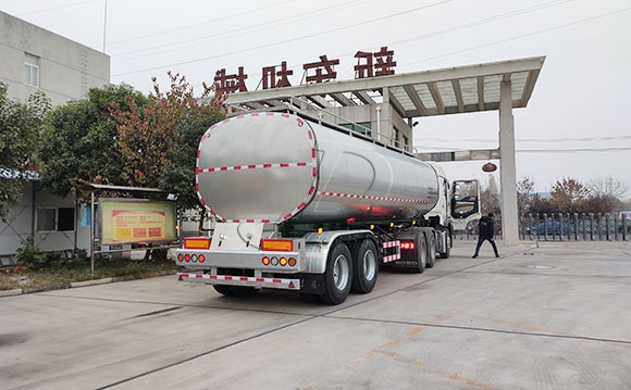 半掛鮮奶運(yùn)輸罐車