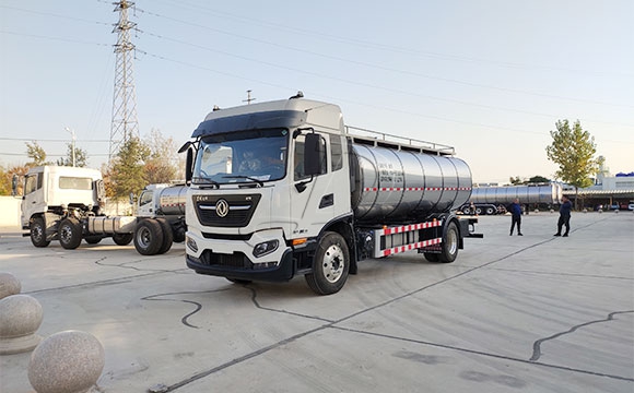 鮮奶槽罐車