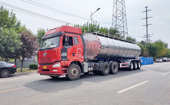 不銹鋼運(yùn)奶槽罐車(chē)