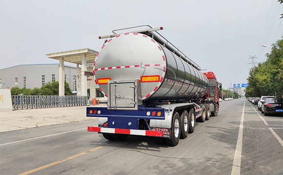 不銹鋼運(yùn)奶槽罐車(chē)