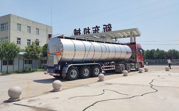 半掛牛奶冷罐車