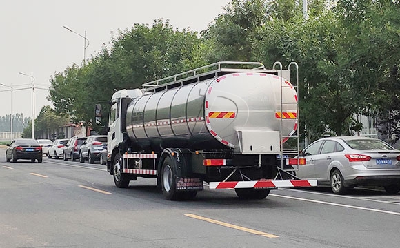 不銹鋼牛奶冷罐車
