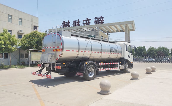 鮮奶一體運(yùn)輸罐車