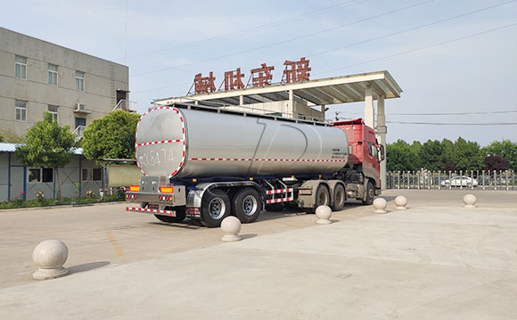 拉奶半掛車