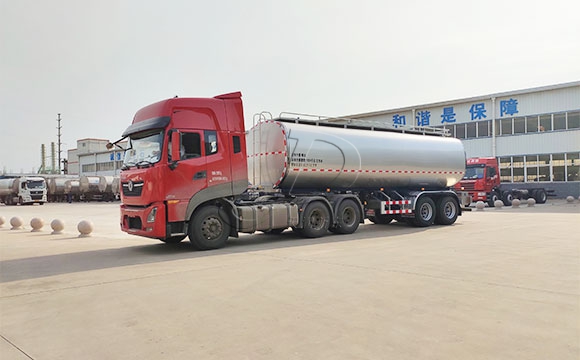 拉奶半掛車