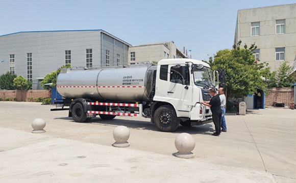 10噸運輸牛奶車