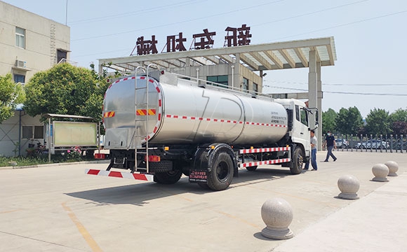 10噸運輸牛奶車