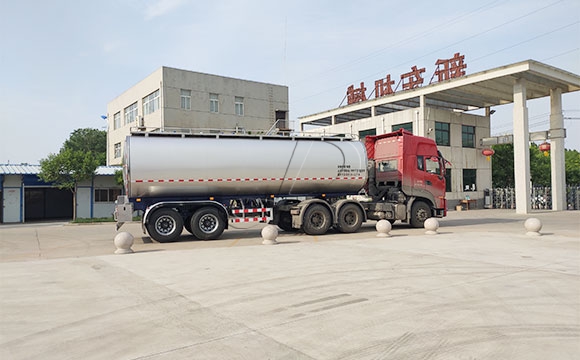 拉奶半掛車