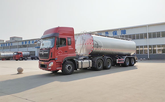 拖掛鮮牛奶罐車