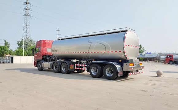 拖掛鮮牛奶罐車