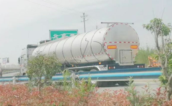 牛奶奶罐運輸車