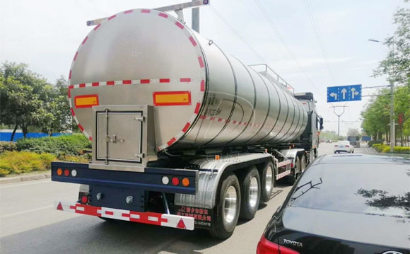 牛奶奶罐運輸車