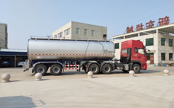 拖掛鮮牛奶罐車