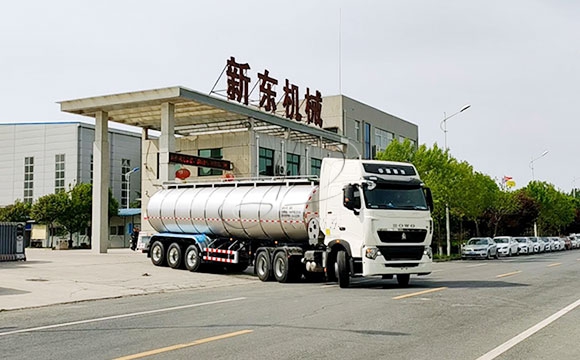 大型運輸鮮奶罐車